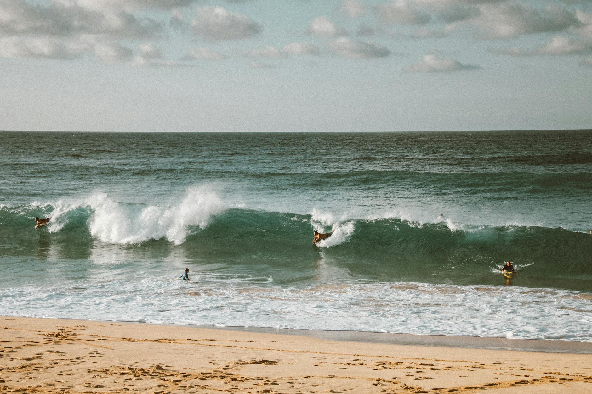 Surferzy łapią fale na słonecznej plaży w Indonezji