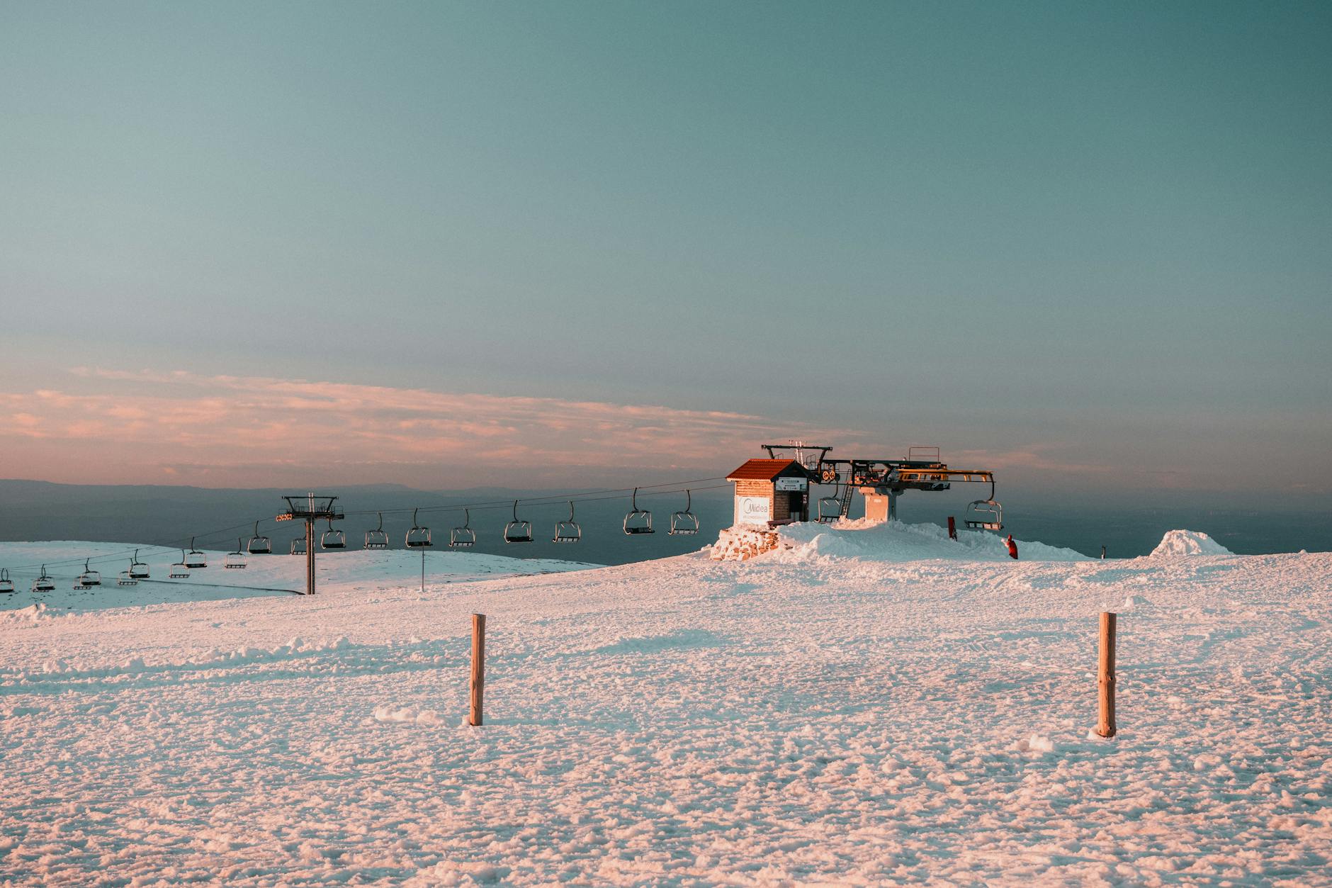 Wyciąg narciarski o zachodzie słońca w Serra da Estrela zimą