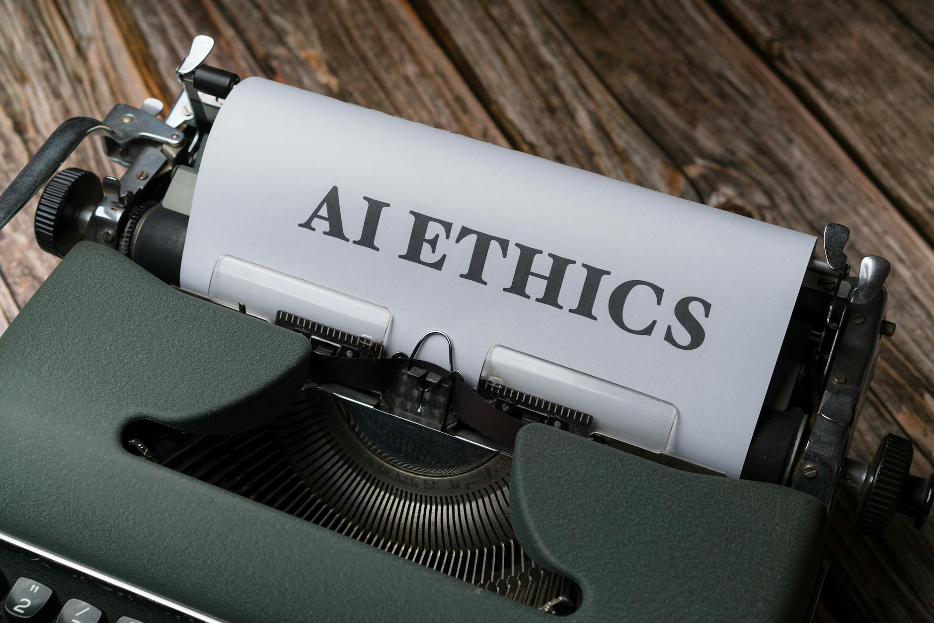 Maszyna do pisania z kartką z napisem AI Ethics