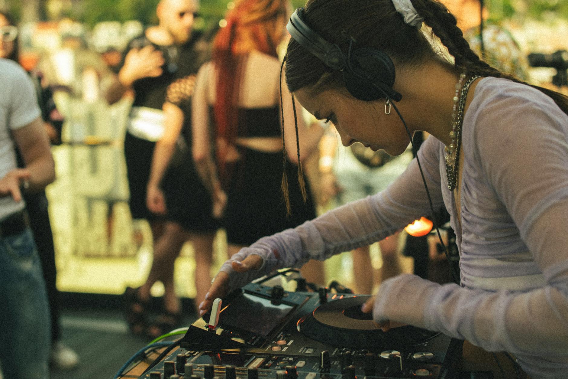 DJ-ka grająca set na plenerowym festiwalu muzycznym we Lwowie