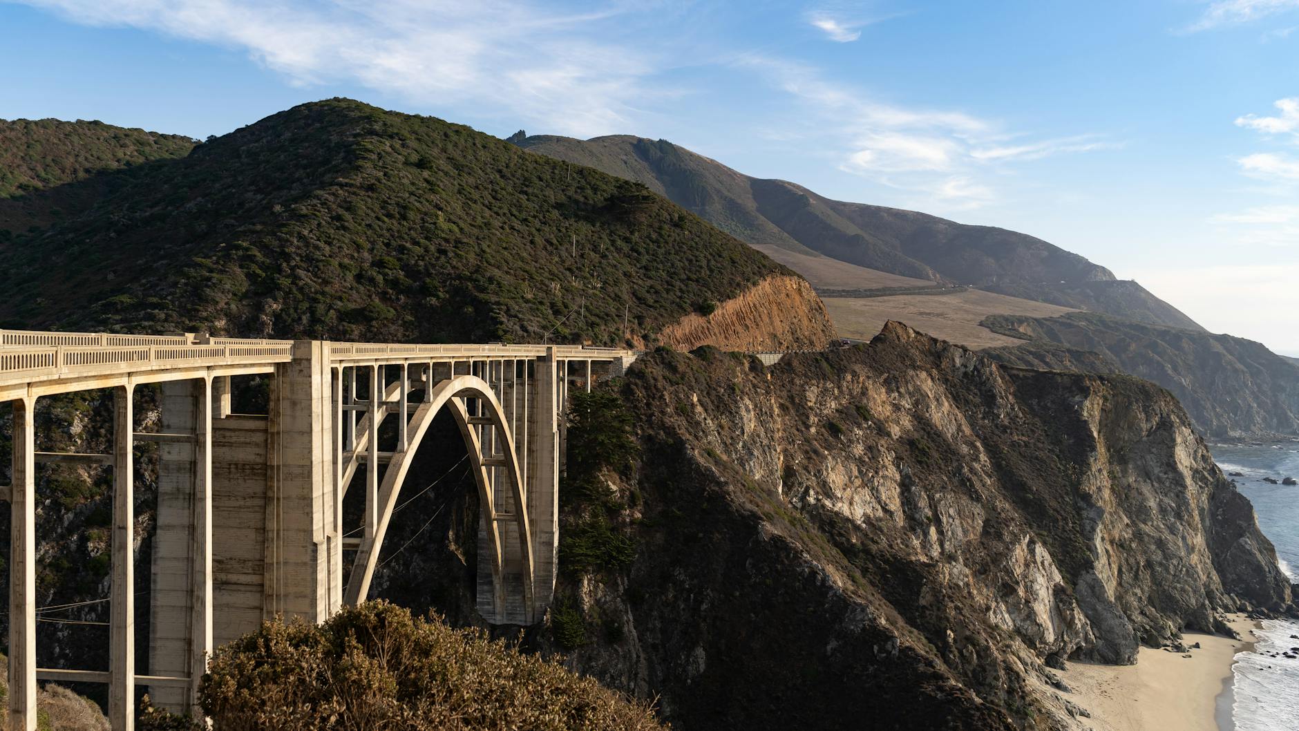 Most Bixby Creek Bridge nad klifowym wybrzeżem Pacyfiku w Kalifornii