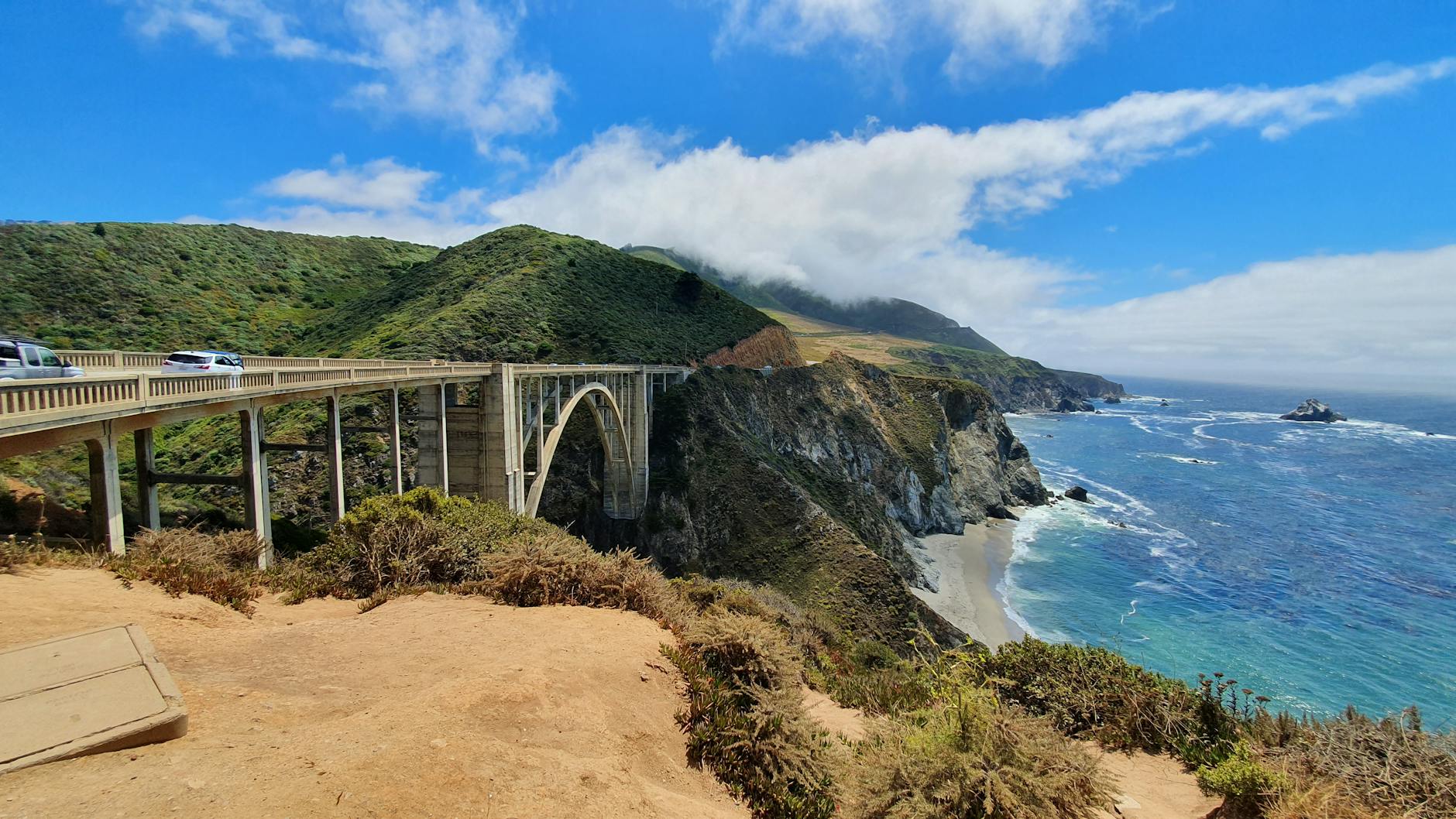 Kalifornia wzdłuż oceanu: najpiękniejsze trasy Pacific Coast Highway Most Bixby Creek Bridge nad wybrzeżem Big Sur w Kalifornii