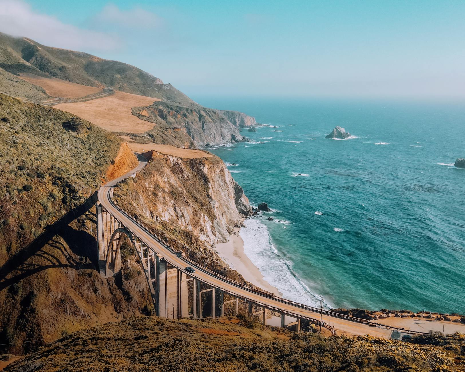 Most Bixby Creek na skalistym wybrzeżu Kalifornii nad turkusowym oceanem