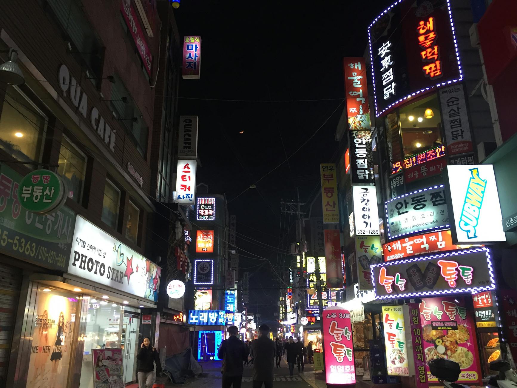 Nocne ulice Changcheon-dong w Seulu pełne neonów i nocnego życia