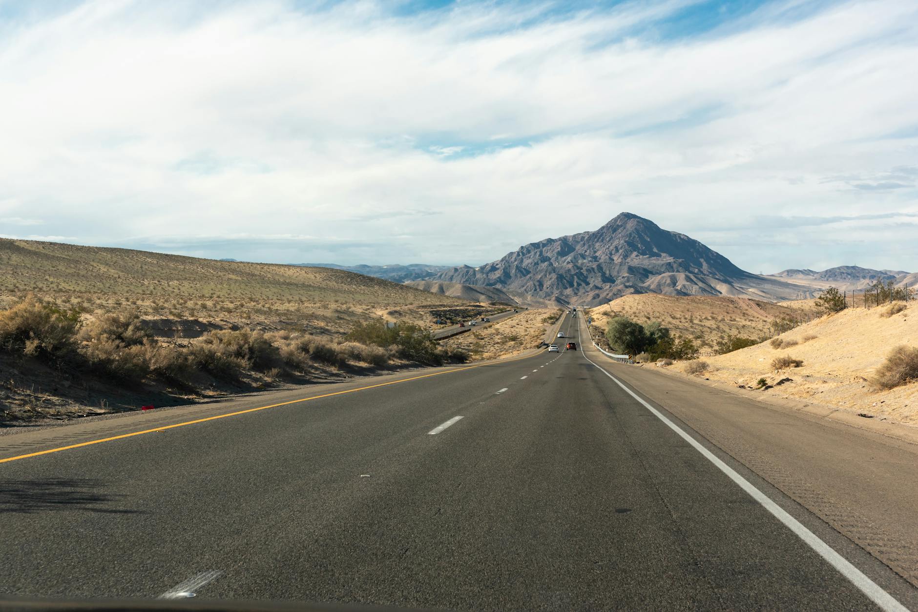 Pustynna szosa w Kalifornii prowadząca ku górskiemu łańcuchowi