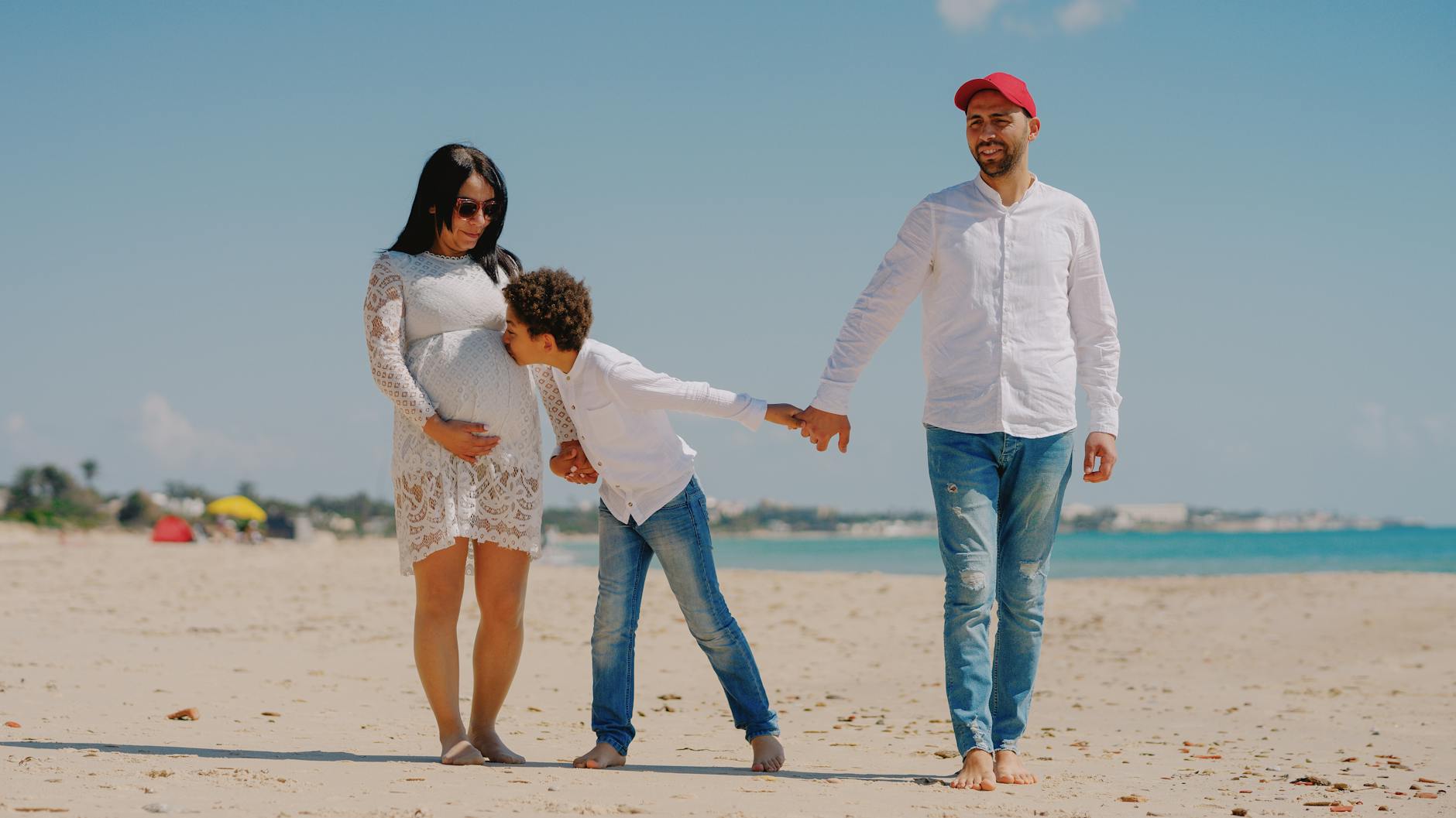 Rodzina z dzieckiem spaceruje po plaży w Tunezji