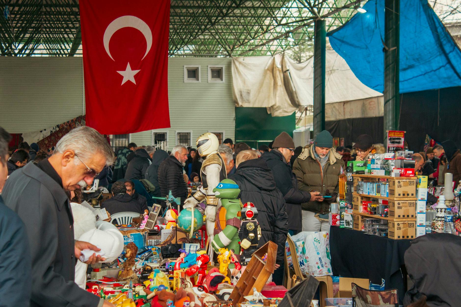 Turecki bazar pełen antyków i zabawek z widoczną flagą Turcji