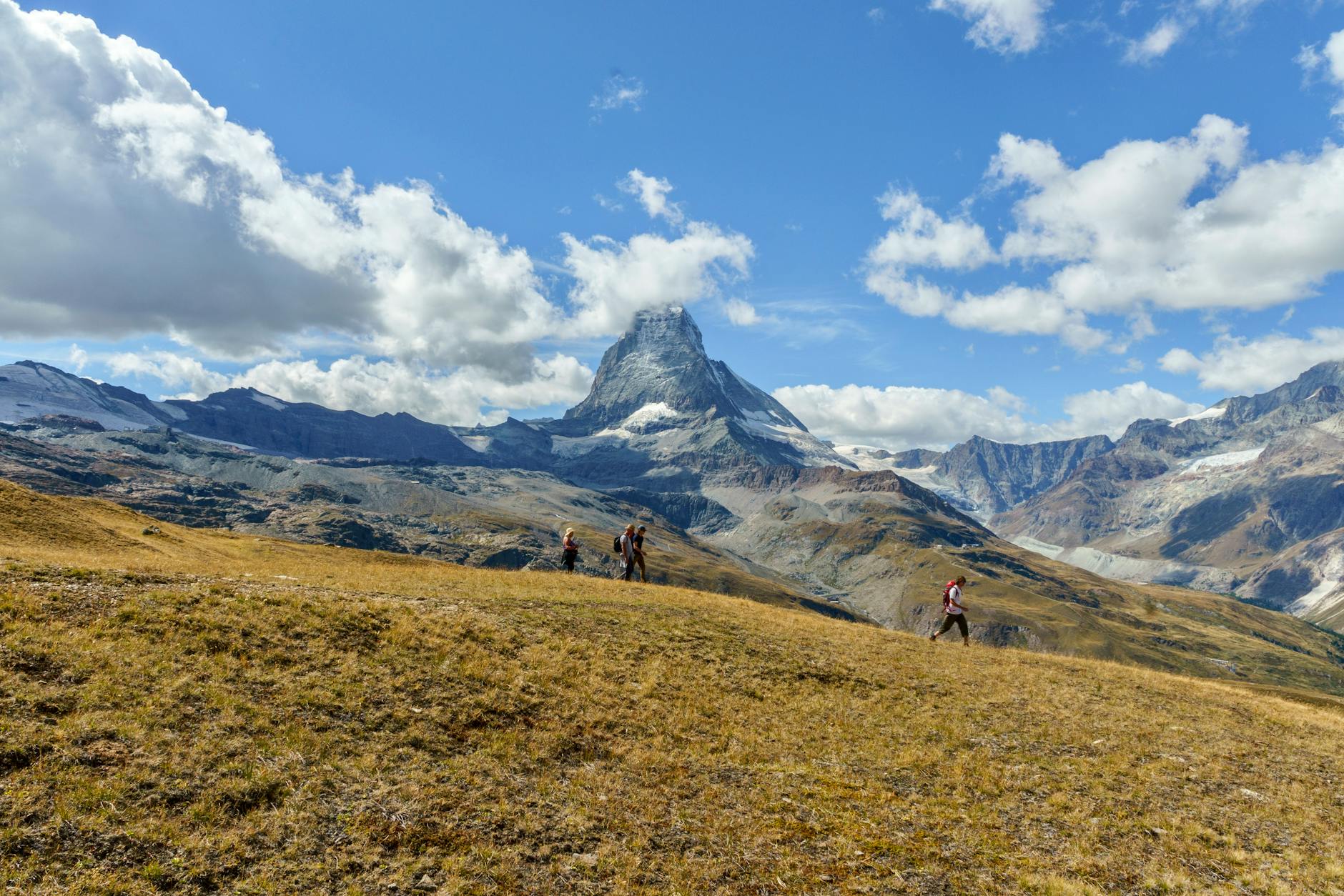 Turyści na szlaku z widokiem na Matterhorn w okolicach Zermatt