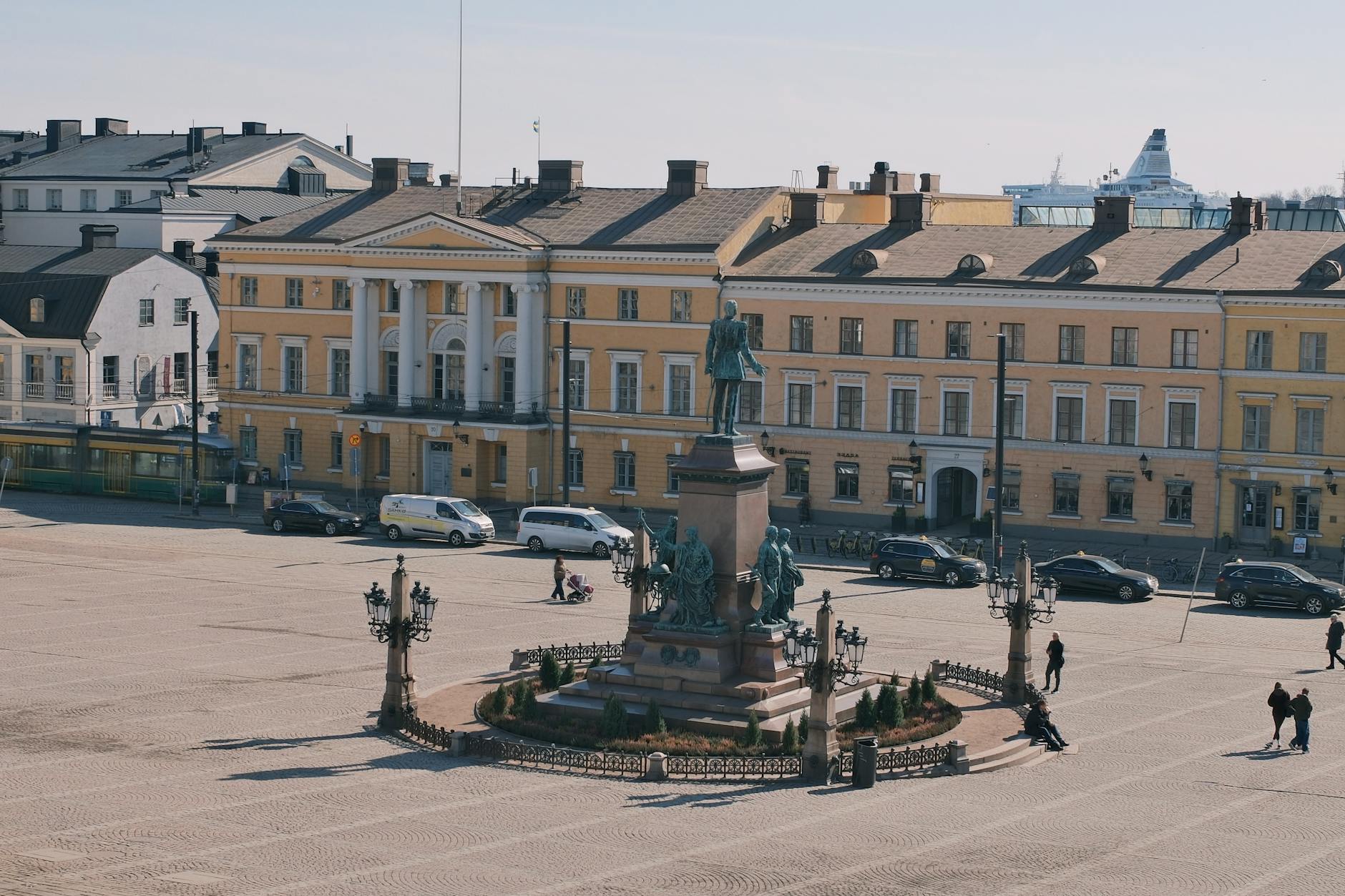 Widok z lotu ptaka na Plac Senacki i pomnik Aleksandra II w Helsinkach