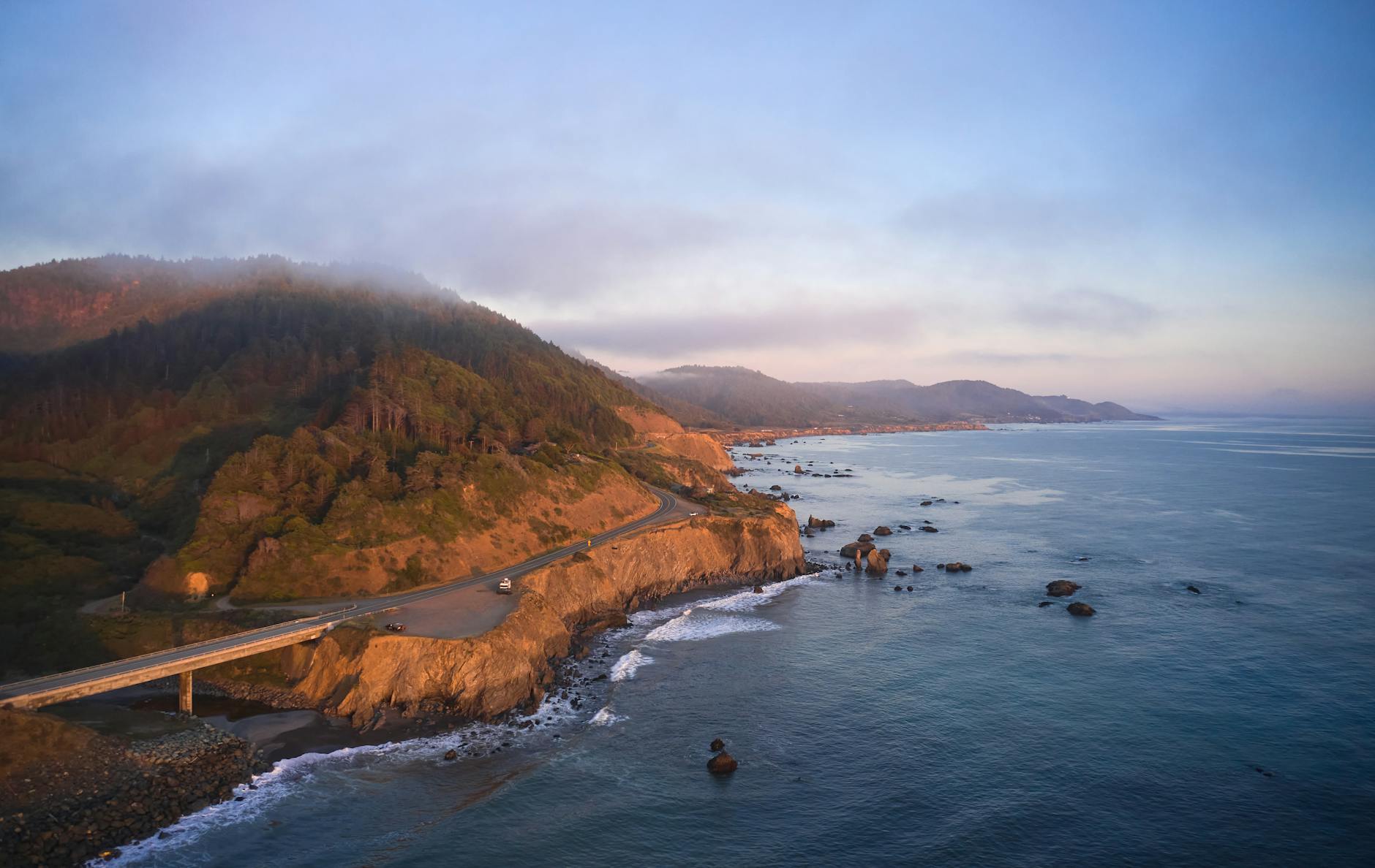 Zachodzące słońce nad klifowym wybrzeżem Pacific Coast Highway w Westport