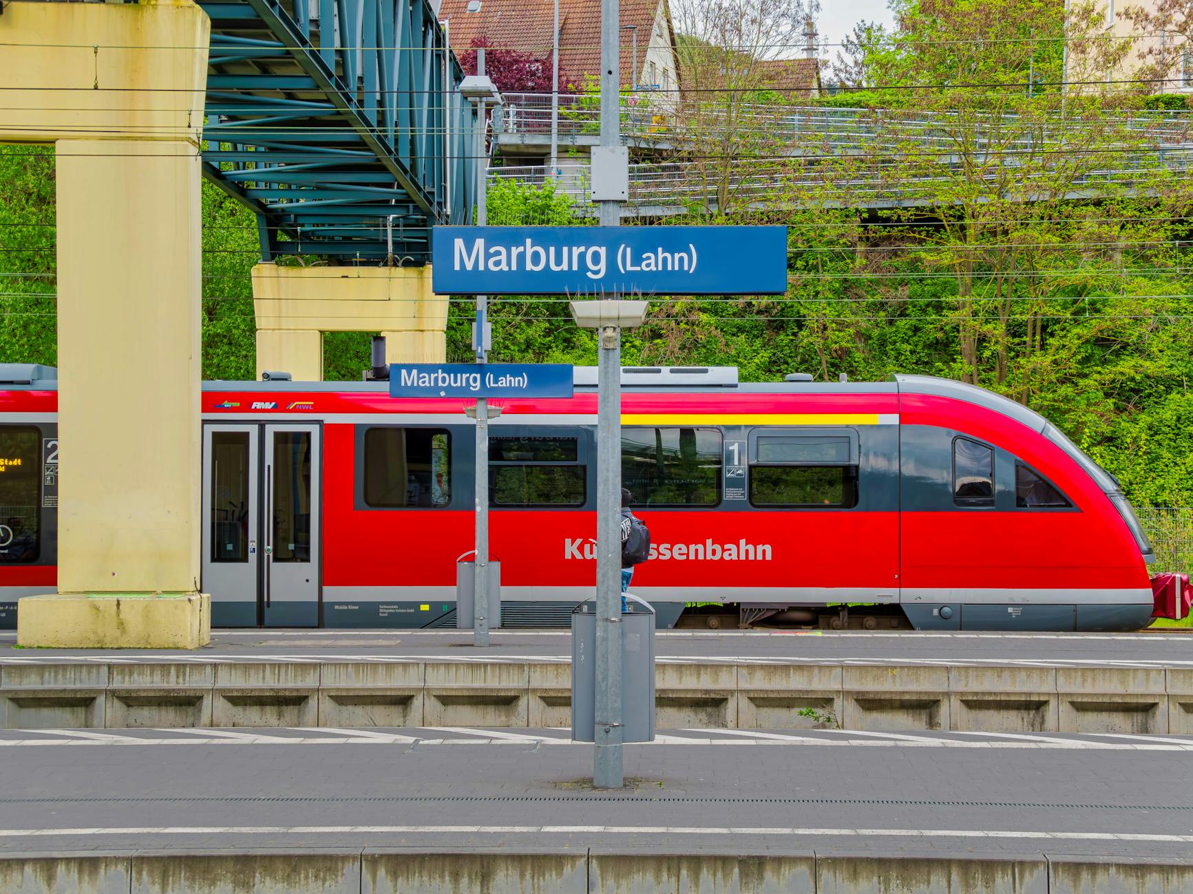 Czerwony pociąg regionalny na peronie stacji w Marburgu