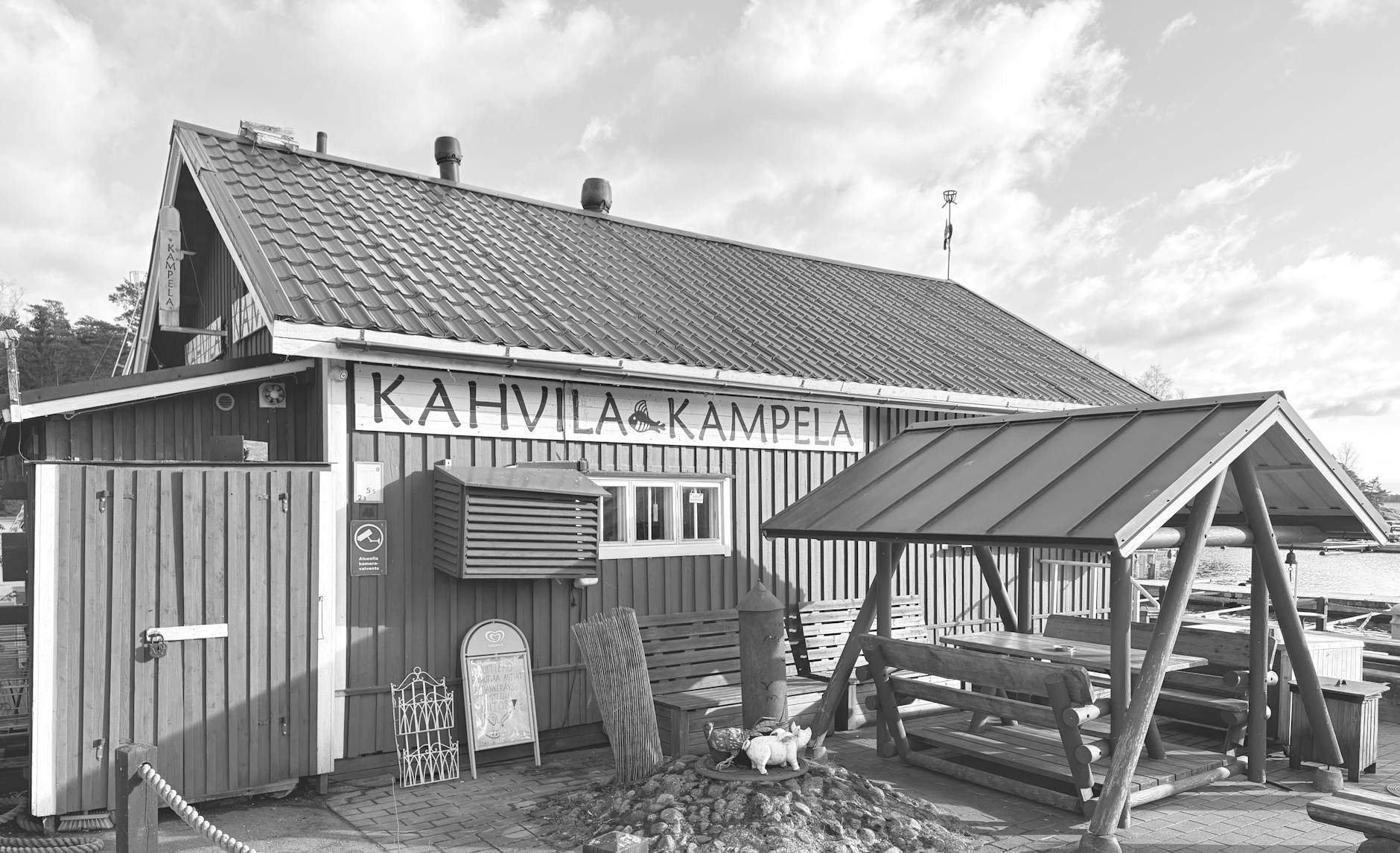 Fińska kultura kawy: kawiarnie, słodkie wypieki i rytuały, które musisz poznać podczas podróży Drewniana kawiarnia nad wodą w Helsinkach o skandynawskim stylu