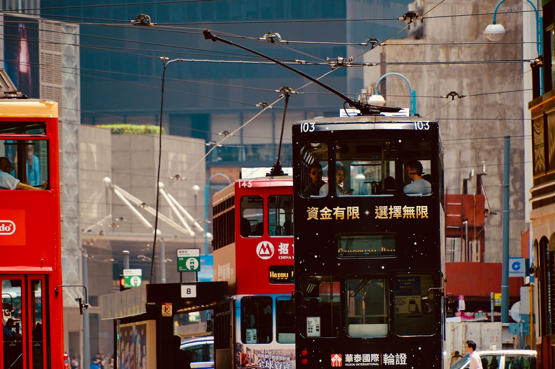 Dwupiętrowe tramwaje na ruchliwej ulicy Hongkongu Dwupiętrowe tramwaje na ruchliwej ulicy Hongkongu