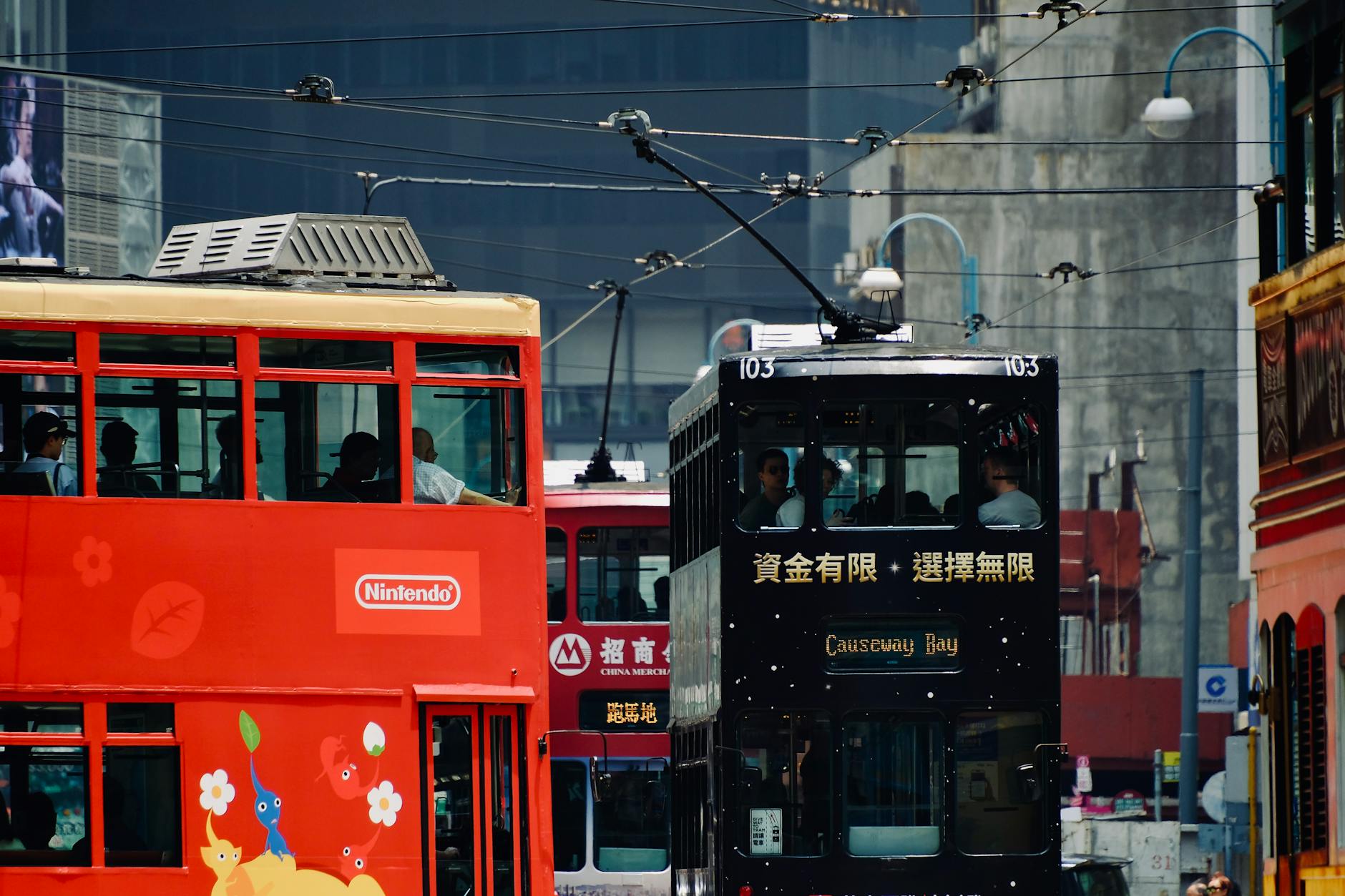 Kolorowe tramwaje na ruchliwej ulicy Causeway Bay w Hongkongu