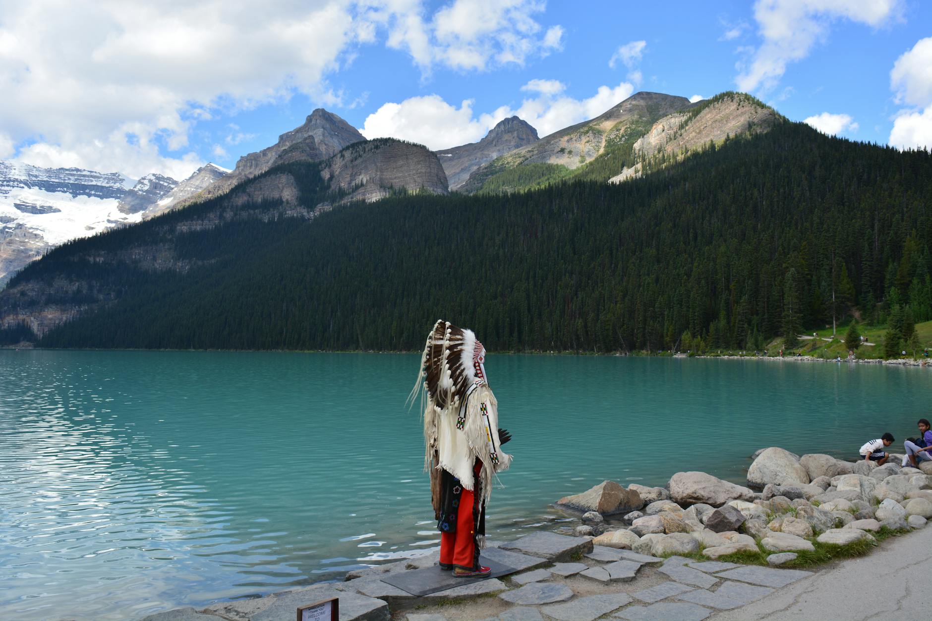 Rdzenna mieszkaniec Kanady w tradycyjnym stroju nad jeziorem Lake Louise Rdzenna mieszkaniec Kanady w tradycyjnym stroju nad jeziorem Lake Louise