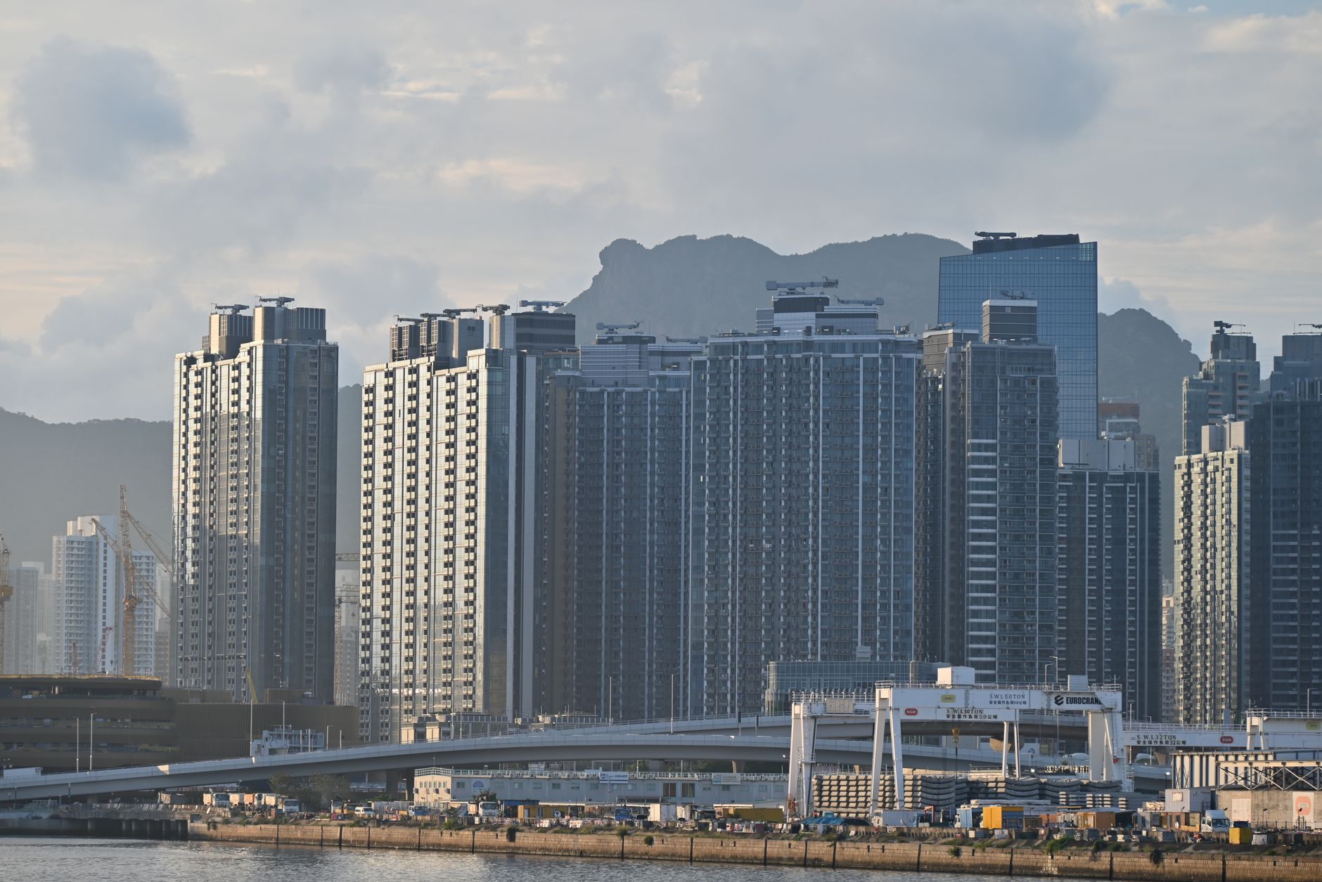 Hongkong i Makau w jednym wyjeździe: idealny plan na 5 dni zwiedzania Panorama Hongkongu z wieżowcami na tle gór