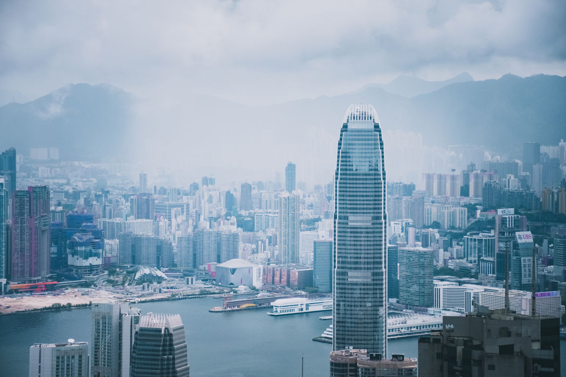 Panorama nowoczesnej panoramy Hongkongu z drapaczami chmur