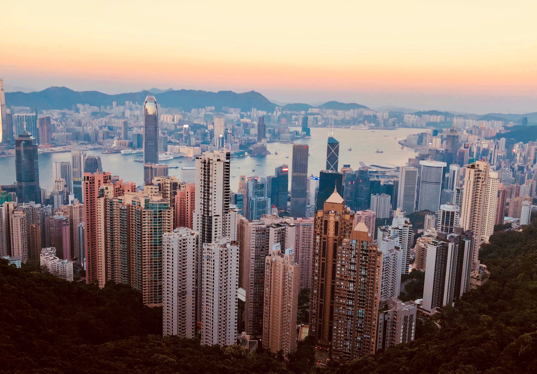 Panorama wieżowców dzielnicy Kowloon w Hongkongu o zachodzie słońca