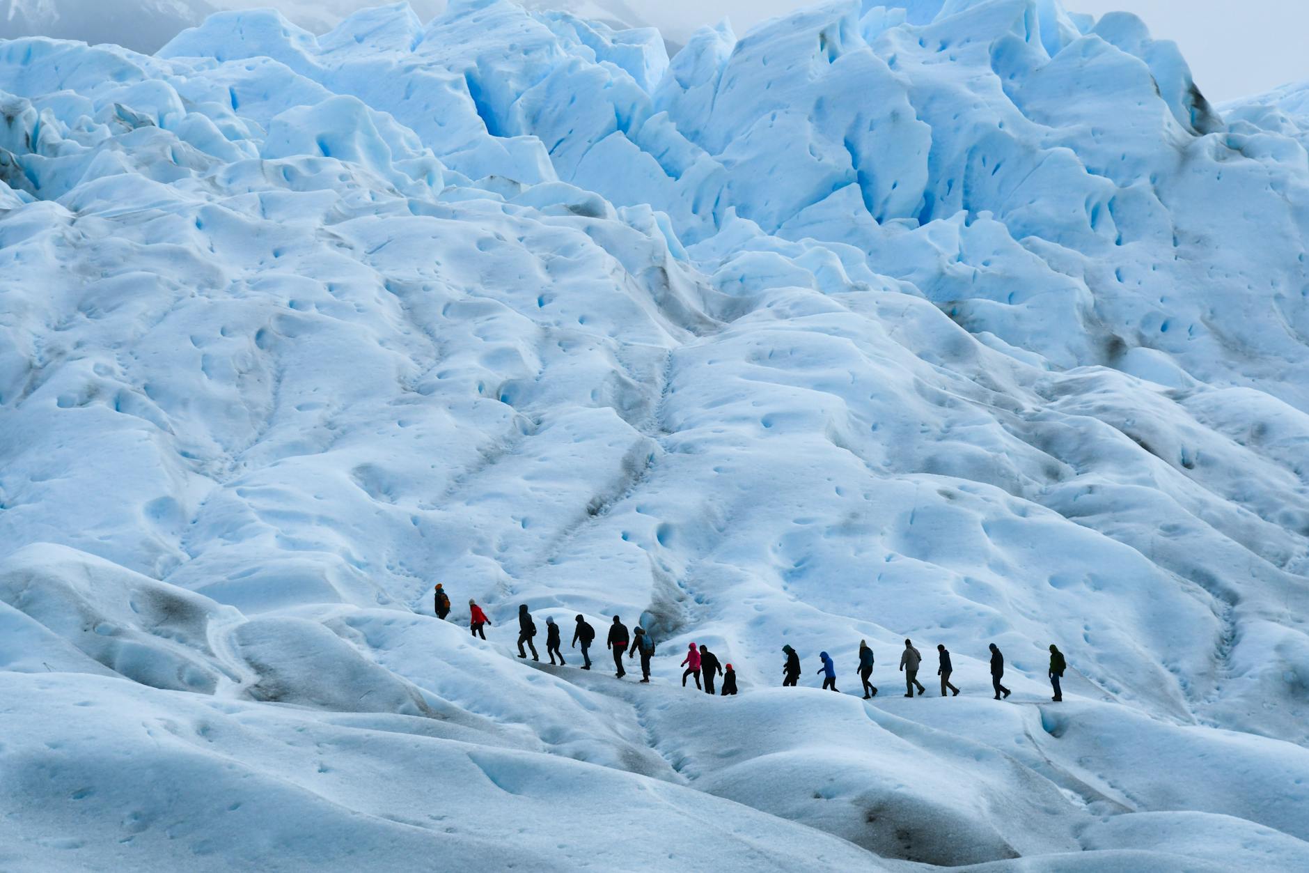 Jak przygotować się do trekkingu po lodowcach w El Calafate i El Chaltén Trekkingowcy na lodowcu w Patagonii koło El Calafate i El Chaltén