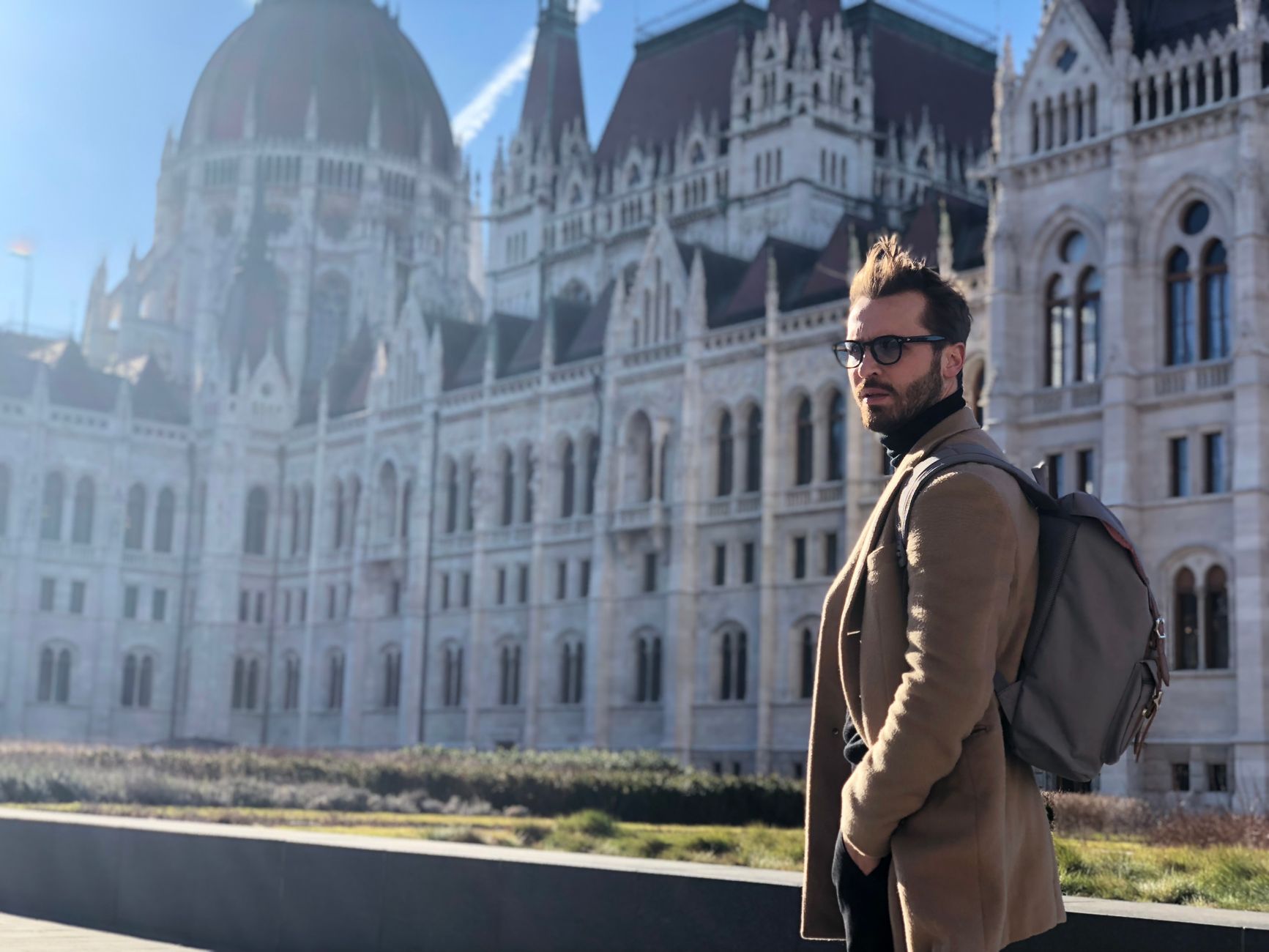 Budapeszt na piechotę: trasa spacerowa śladami secesji i historii Turysta z plecakiem przed Parlamentem Węgier w Budapeszcie