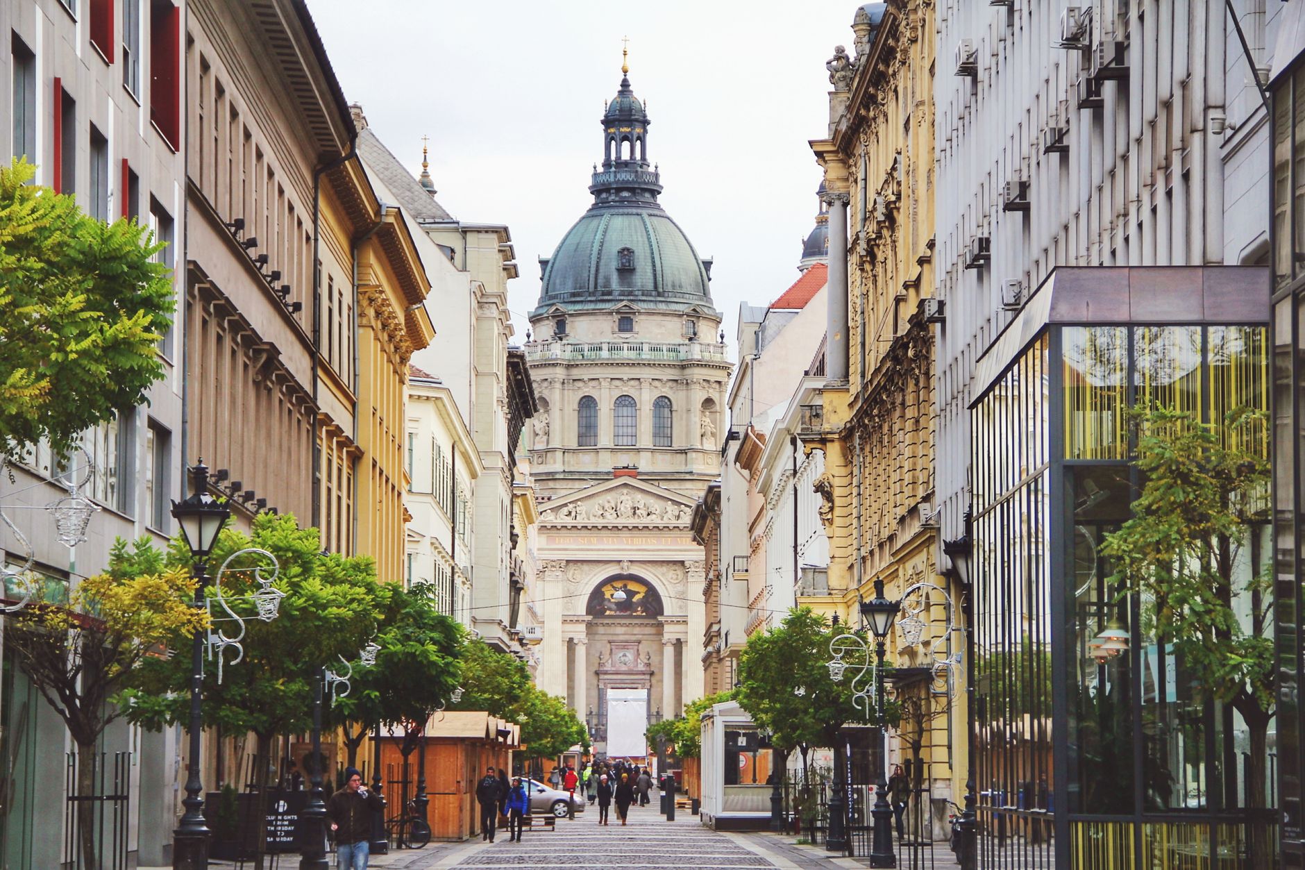 Ulica w Budapeszcie prowadząca do bazyliki św. Stefana