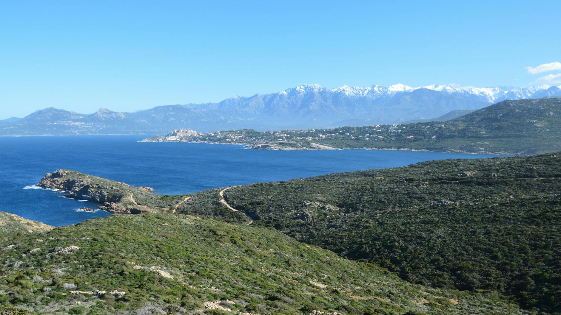 Wybrzeże Calvi na Korsyce z górami w tle