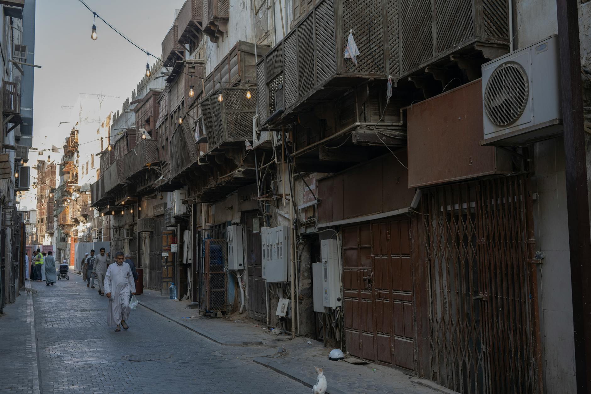 Zabytkowe kamienice i spokojna uliczka w historycznej dzielnicy Jeddah
