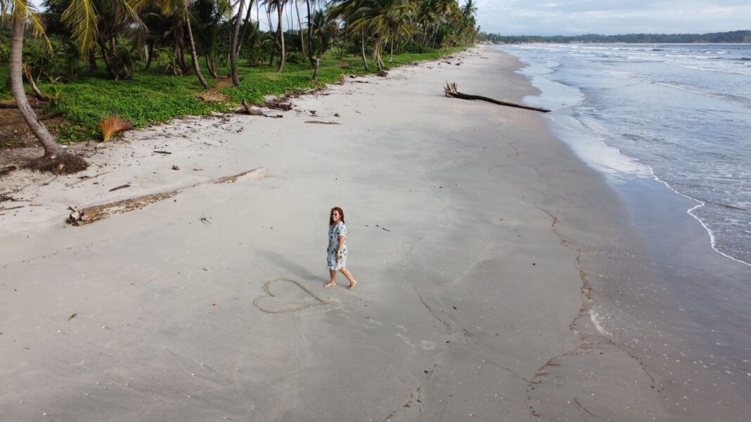 Kobieta spacerująca po plaży Manzanilla Kobieta spacerująca po plaży Manzanilla