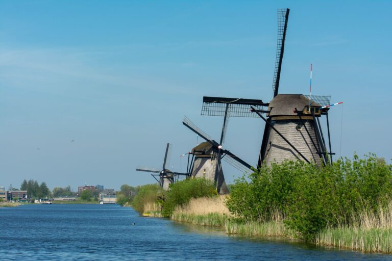 Tradycyjne wiatraki nad kanałem w Kinderdijk w Holandii