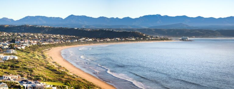 Widok z lotu ptaka na wybrzeże Plettenberg Bay i góry